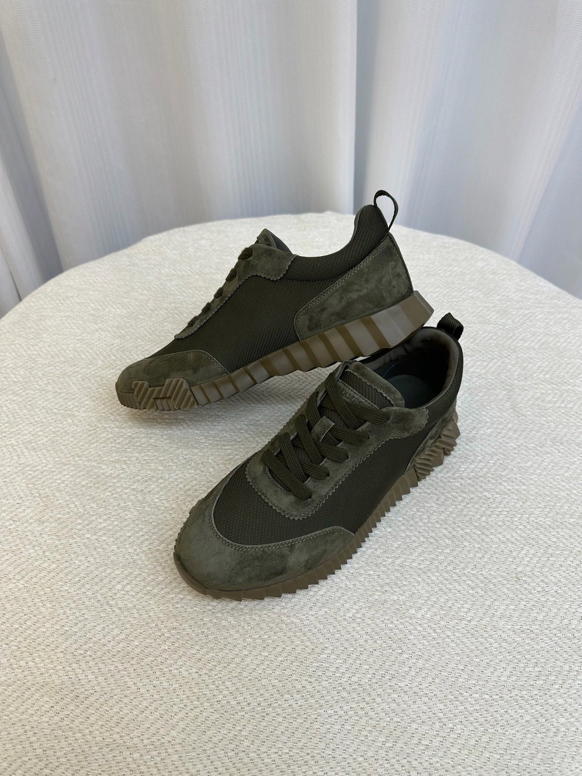 Olivfarbener Wildleder-Tonal-Sneaker – Herren