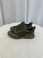 Olivfarbener Wildleder-Tonal-Sneaker – Herren