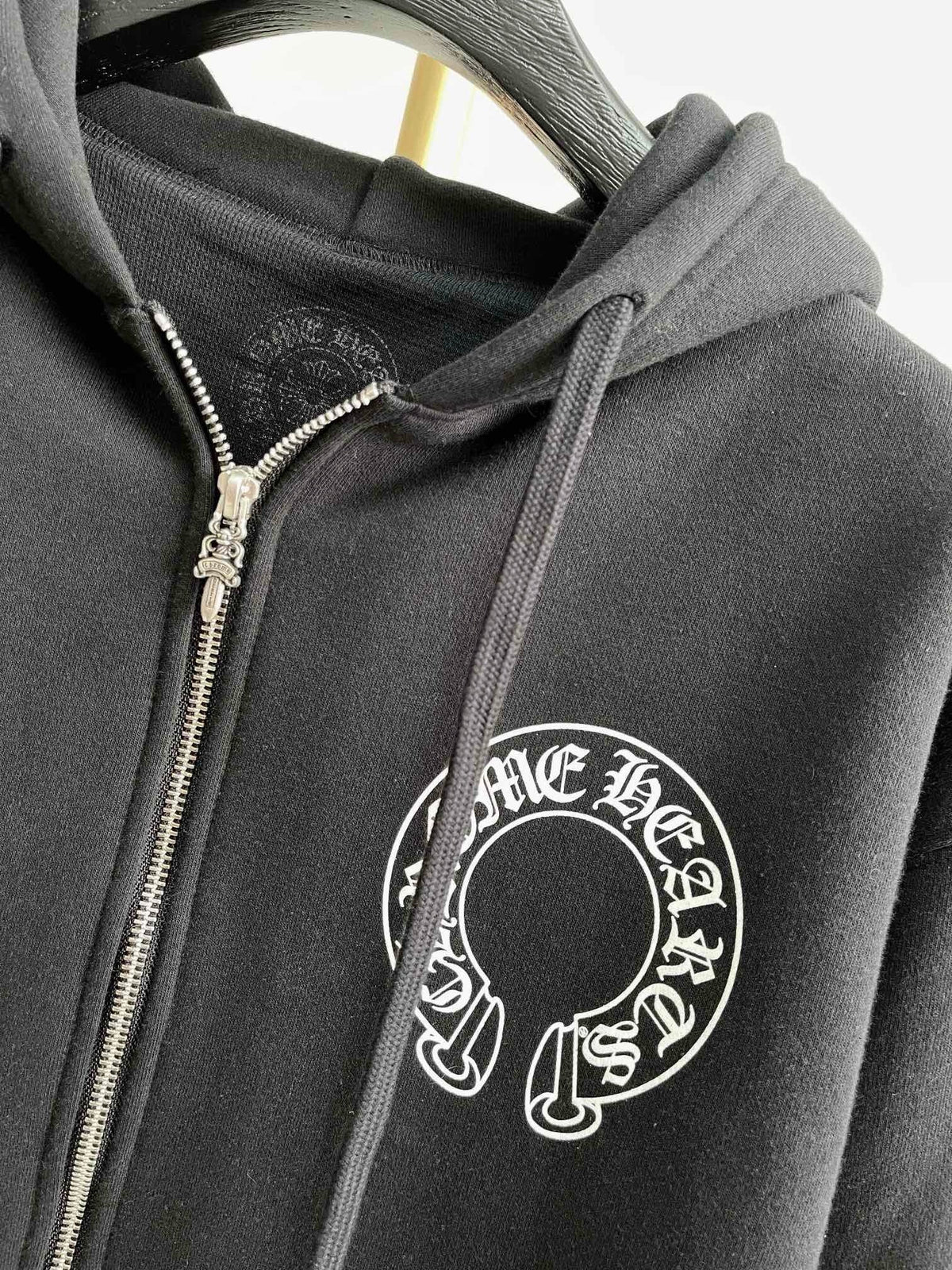 Schwarzer Reißverschluss-Cardigan mit Ärmelprint – Herren