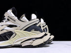 Track Cream und Schwarze Sneakers