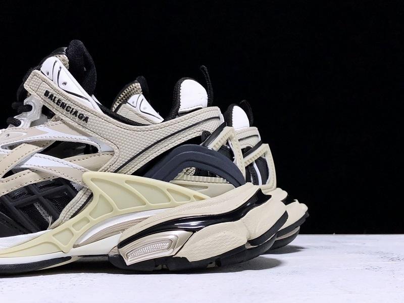 Track Cream und Schwarze Sneakers