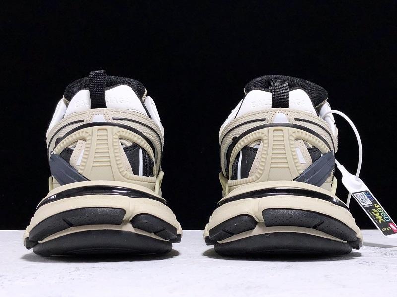 Track Cream und Schwarze Sneakers
