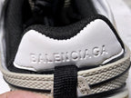 Track Cream und Schwarze Sneakers