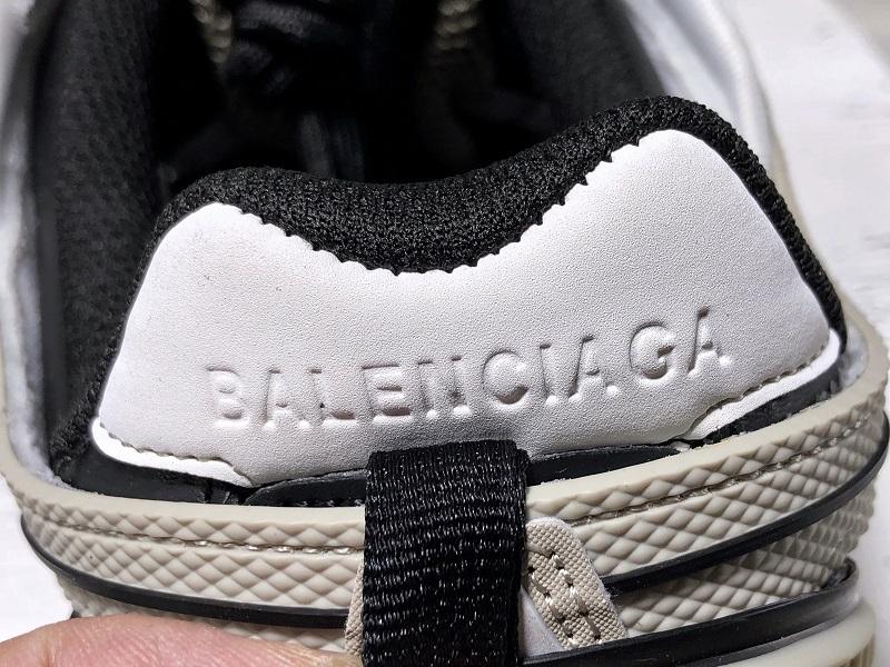 Track Cream und Schwarze Sneakers