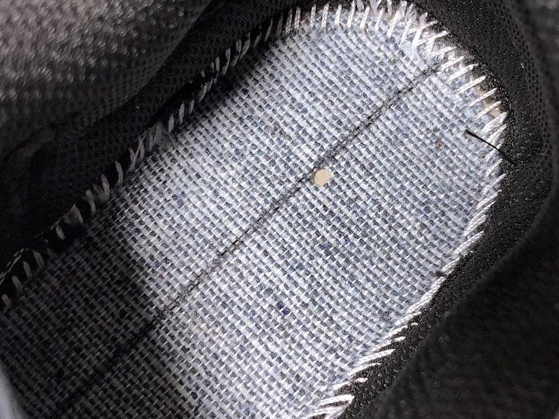 Track Cream und Schwarze Sneakers