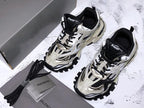 Track Cream und Schwarze Sneakers