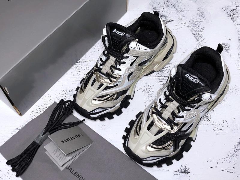 Track Cream und Schwarze Sneakers