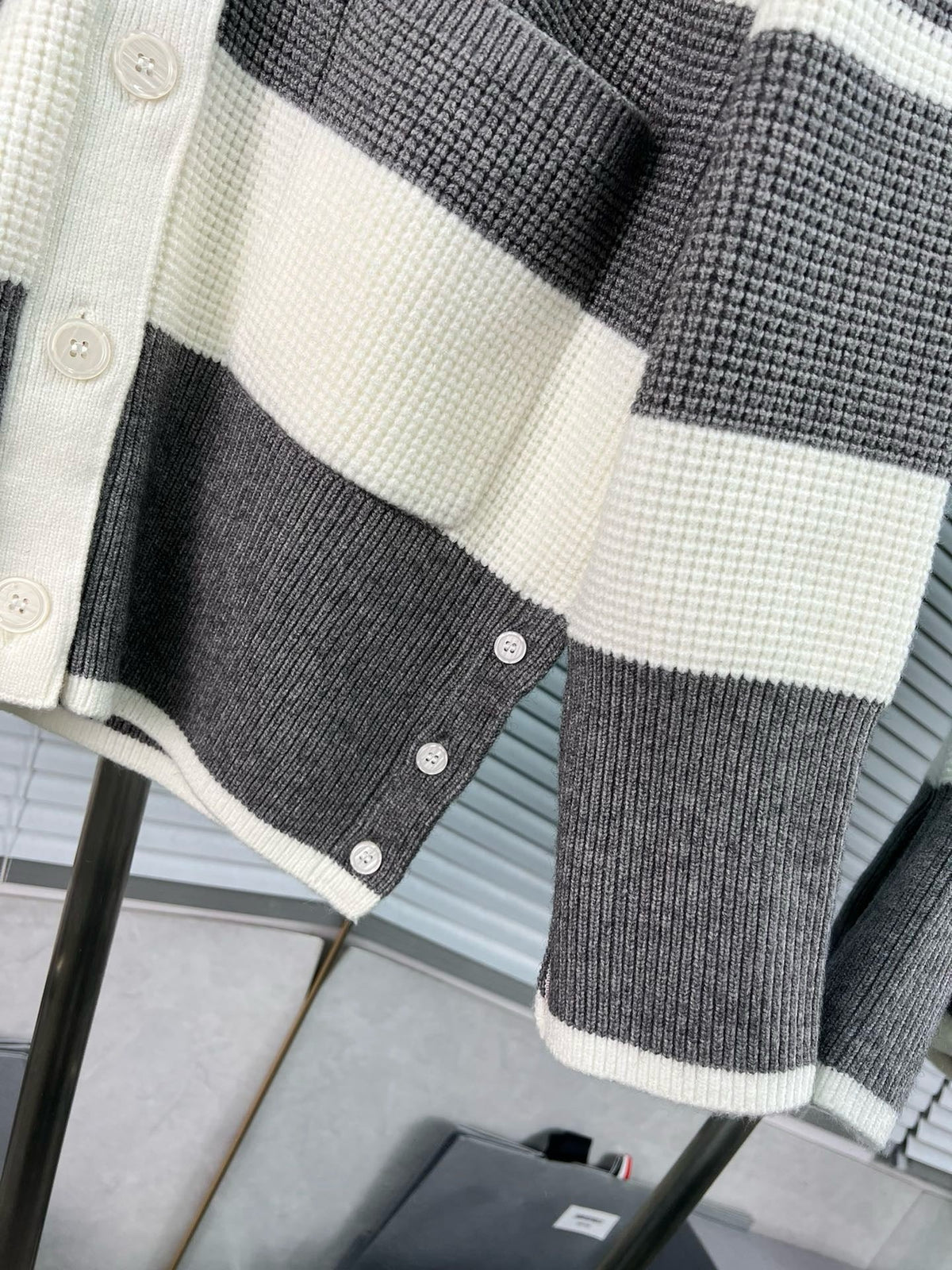 Cremefarbener Wollcardigan mit Streifen – Herren
