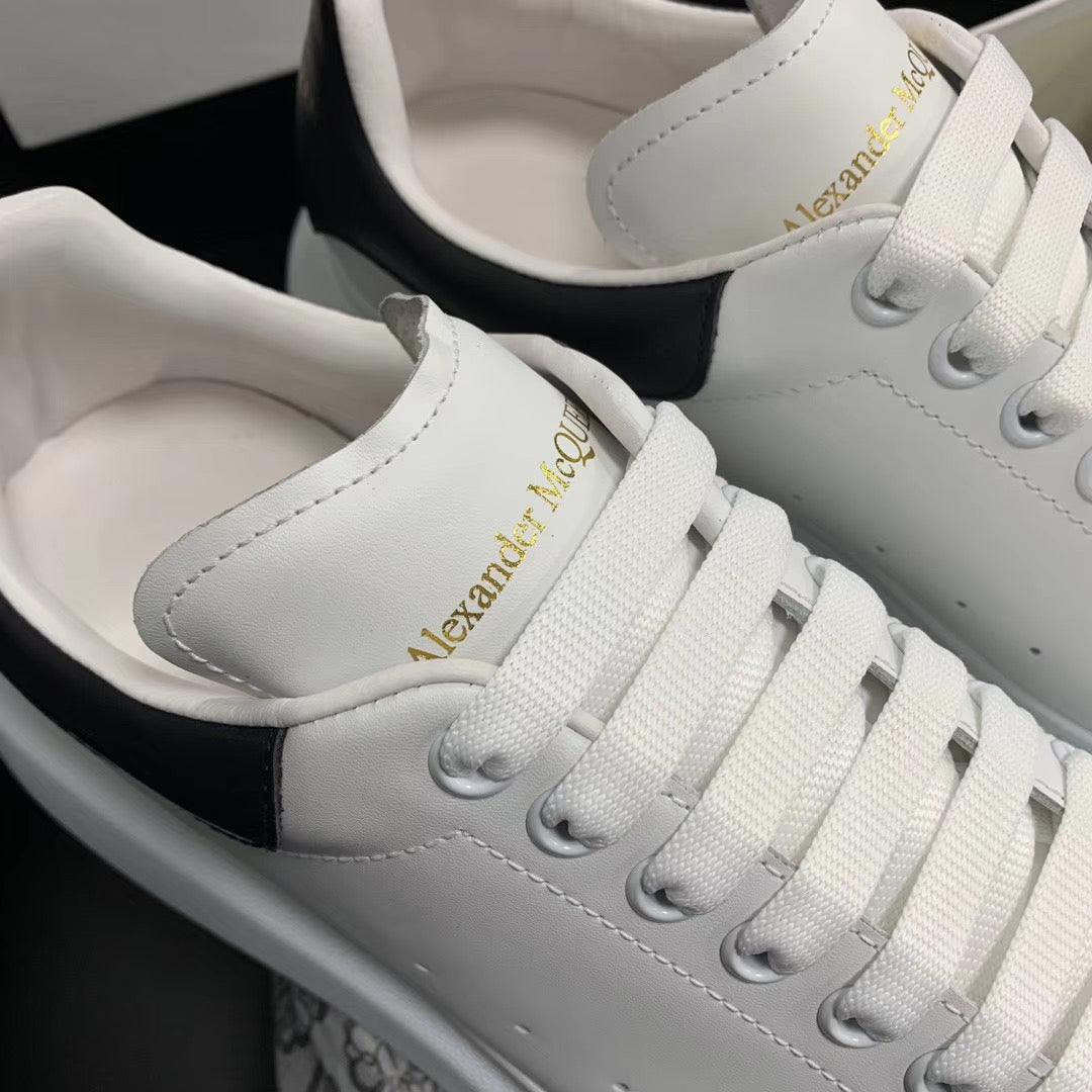 Oversized-Sneaker aus schwarzem Leder mit Lasche