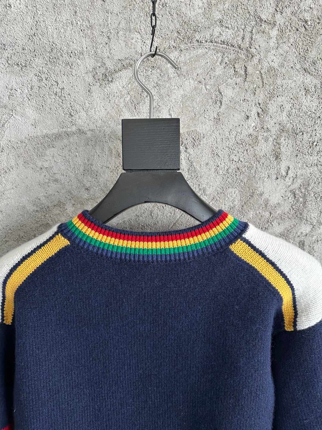 Navy Wollpullover mit Rundhalsausschnitt und Wappen-Intarsie – Herren