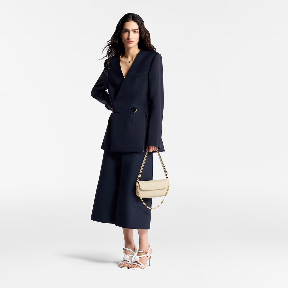 Wallet on Chain Ivy Cream – the perfect day-to-evening companion, it can be carried as a clutch, worn close to – LUX VERSE Luxury Designer Fashion Outlet