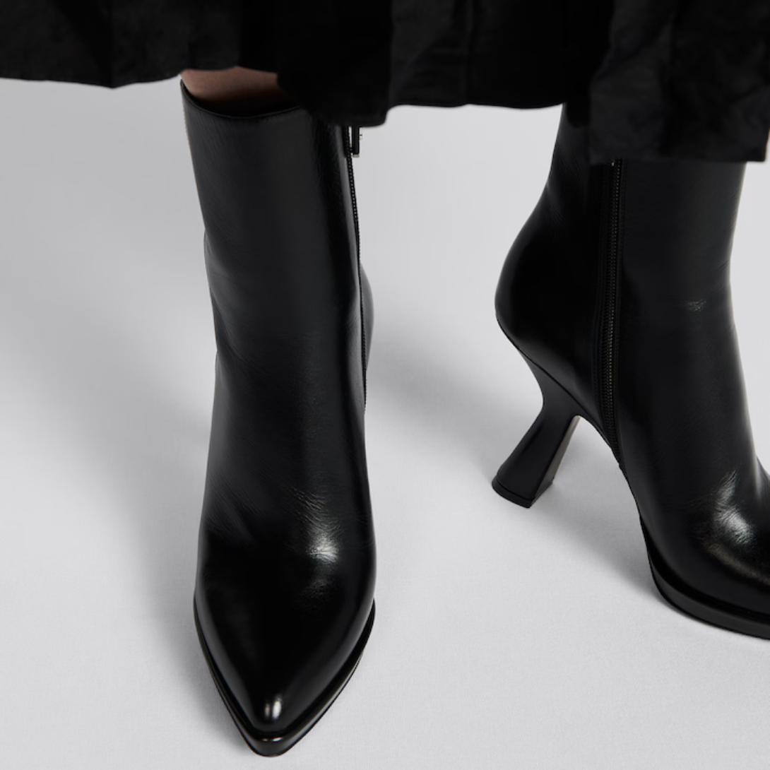D-Fiction Heeled Ankle Boot – the black calfskin upper is completed by a 10.5 cm (4) thick comma heel and a 1.5 cm – LUX VERSE Luxury Designer Fashion Outlet