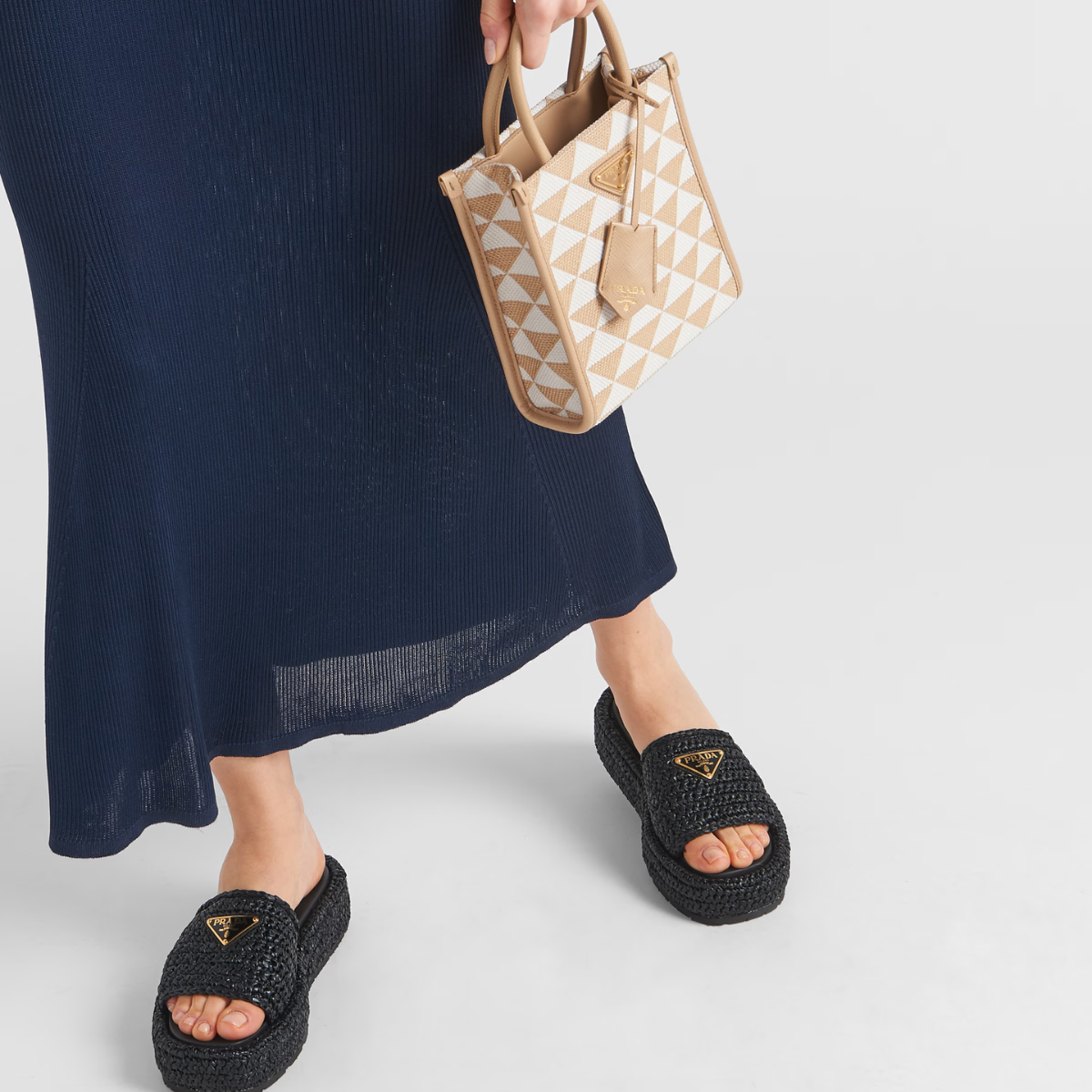 Crochet Flatform Iconic Slides – raffia-effect yarn Crochet workmanship Enameled metal triangle logo Monoblock rubber – LUX VERSE Luxury Designer Fashion Outlet