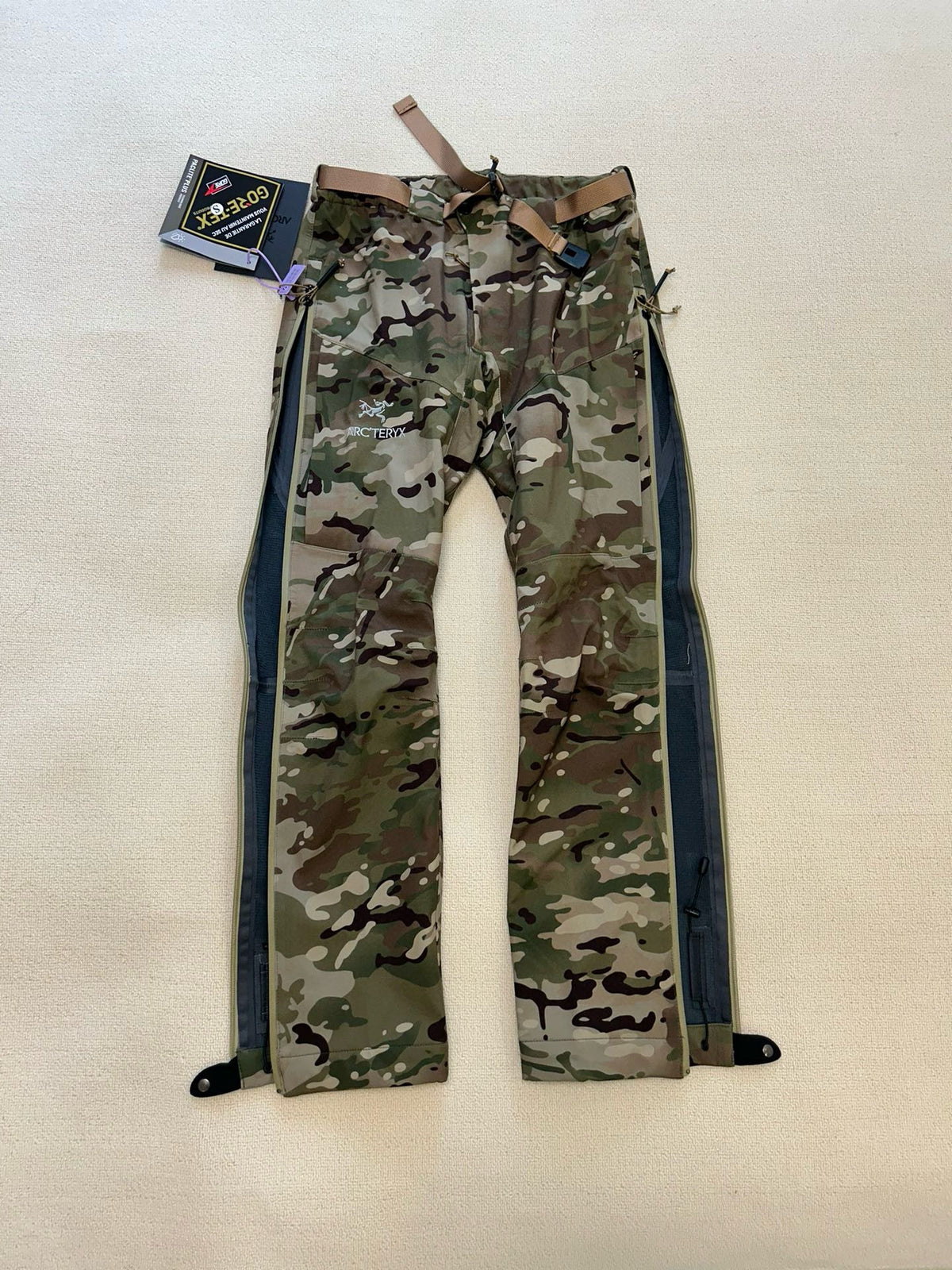 Grüne Cargo-Hose mit Camouflage-Print aus Baumwolle – Herren