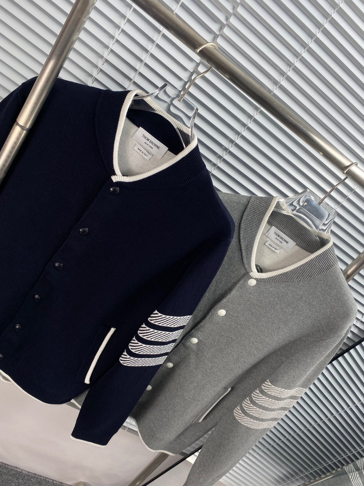 Marineblaue Strickjacke aus Wolle mit vier Streifen – Herren