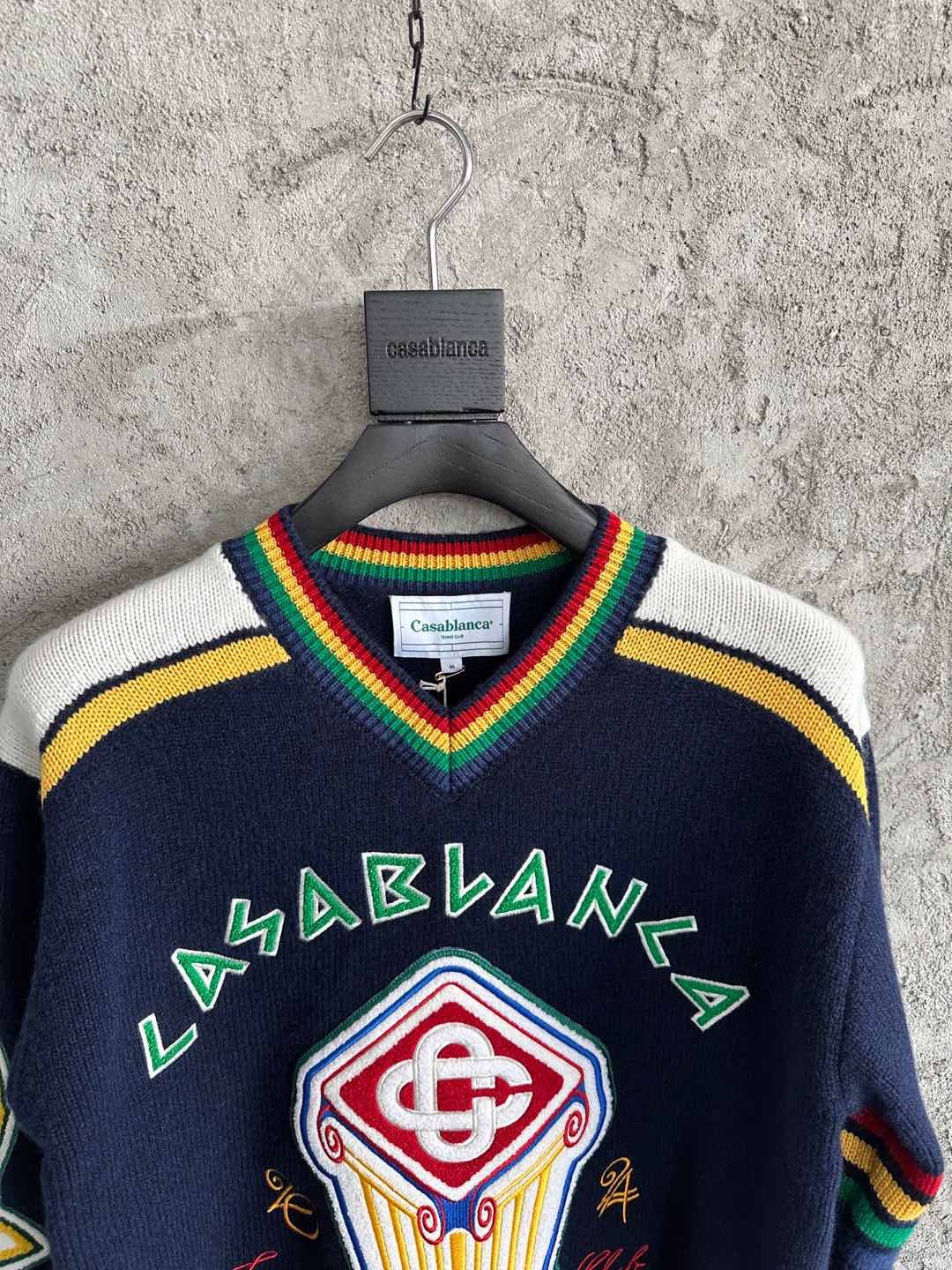 Navy Wollpullover mit Rundhalsausschnitt und Wappen-Intarsie – Herren