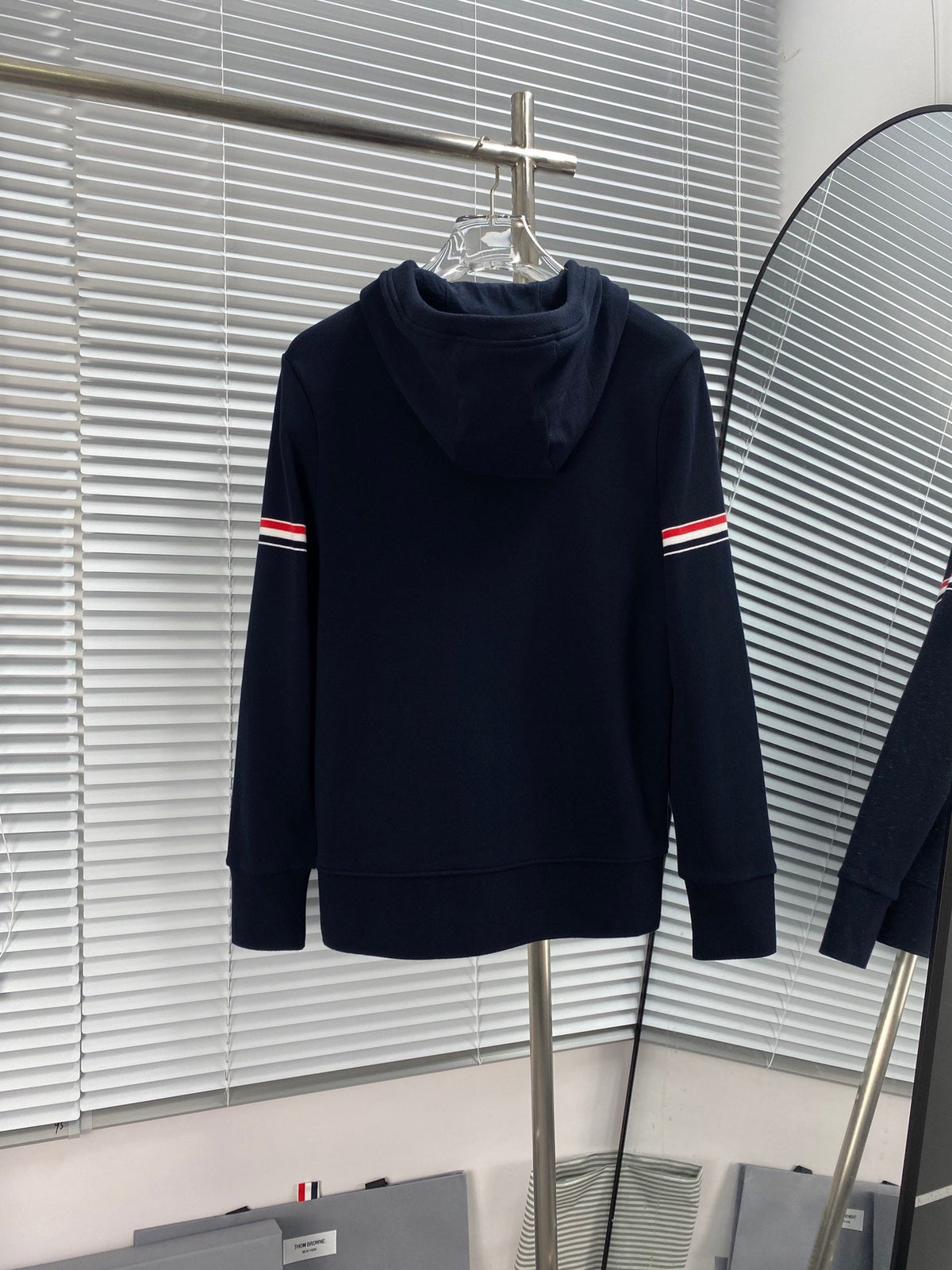 Marineblaue Wolljacke mit Reißverschluss und Streifen am Ärmel – Herren