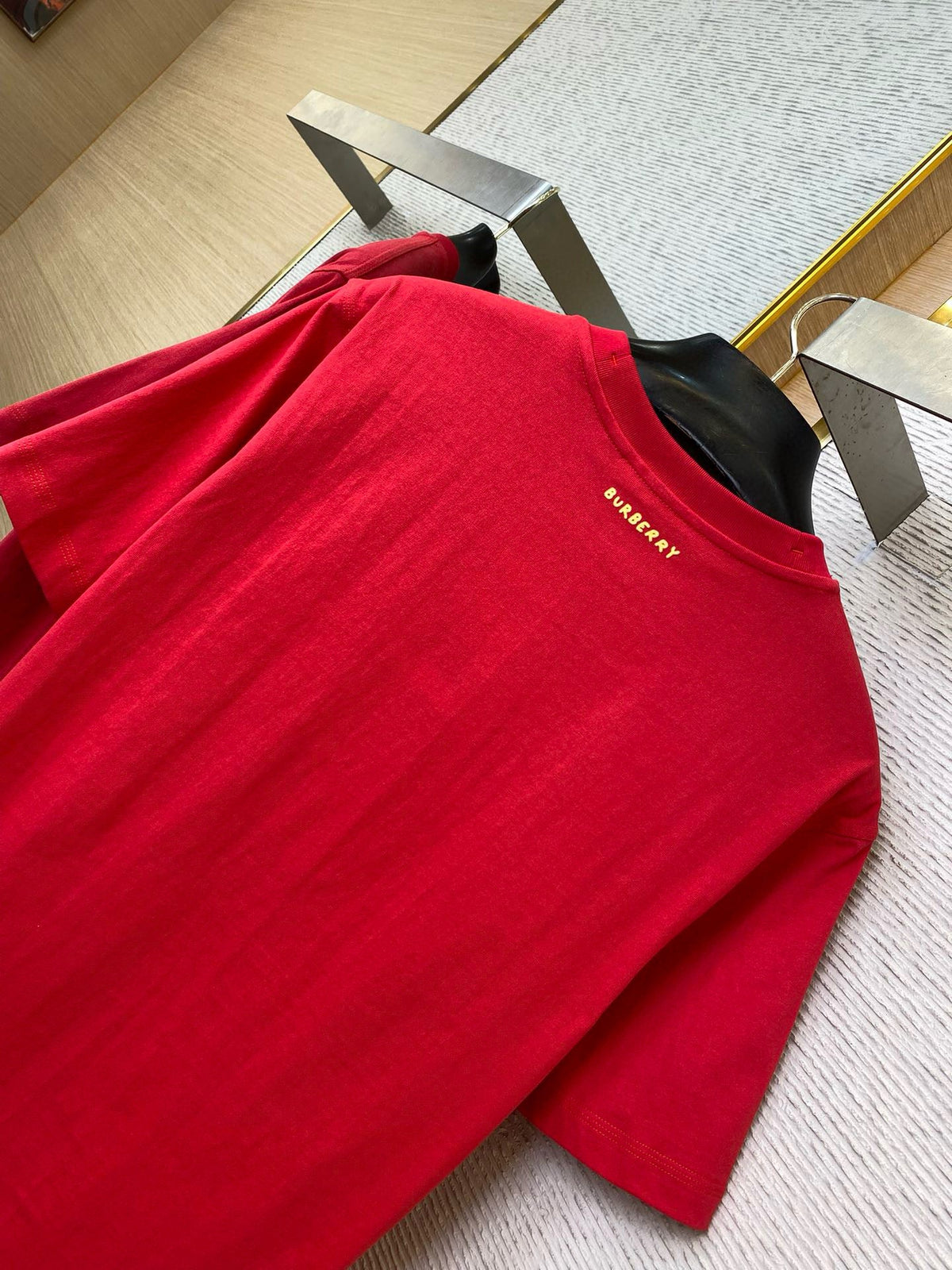 Rotes Kurzarmshirt aus Baumwolle mit goldenem Logo – Herren