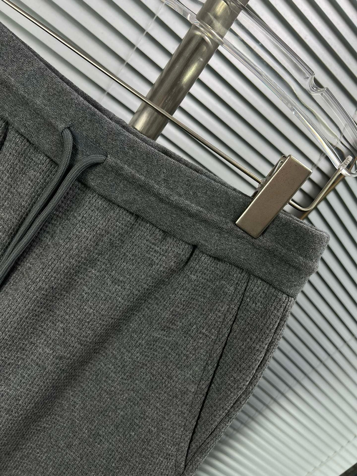 Graue Baumwoll-Jogginghose mit Vierfachstreifen – Herren