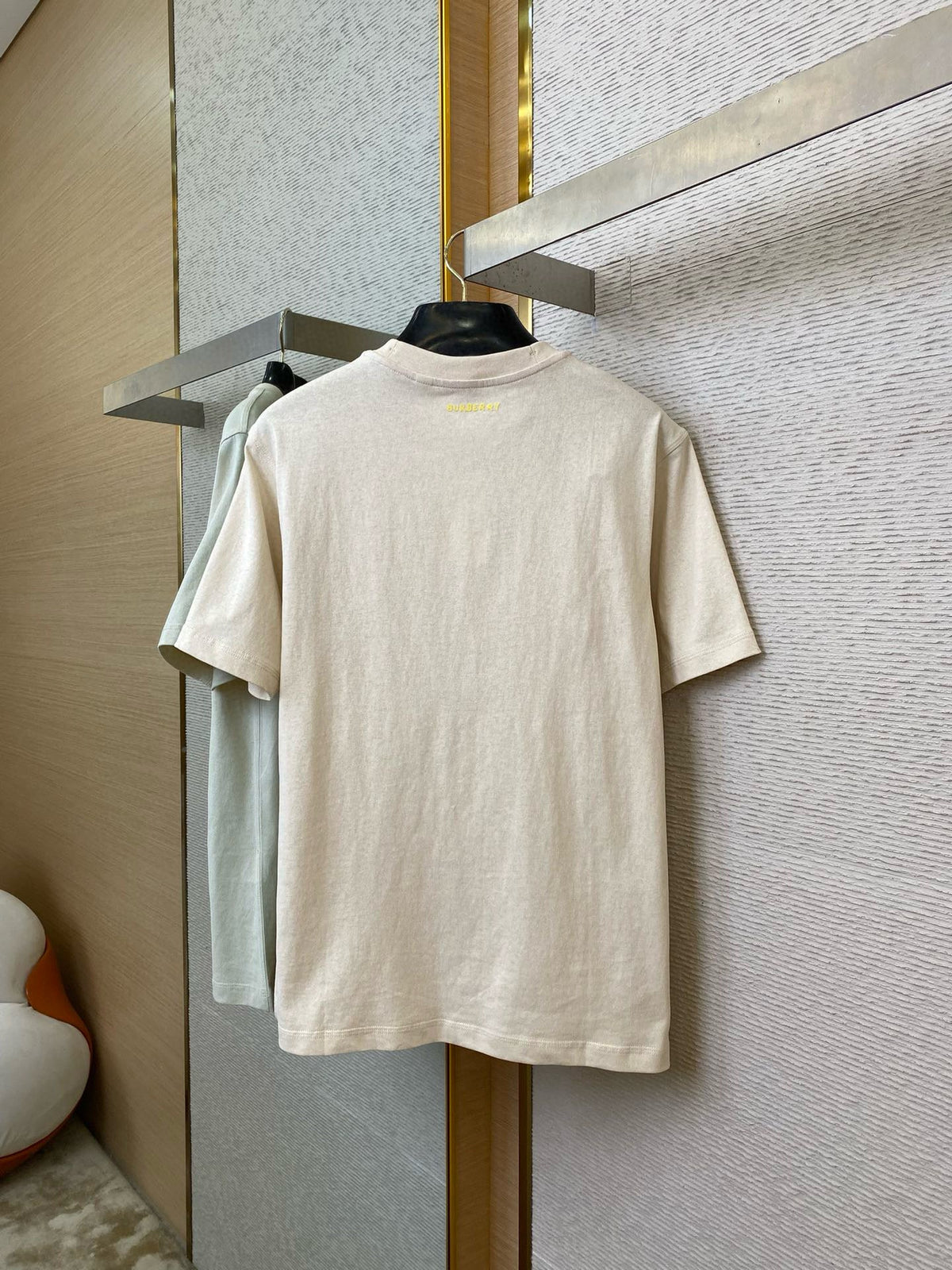 Rotes Kurzarmshirt aus Baumwolle mit goldenem Logo – Herren