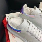 Oversize-Sneaker mit schillernder Lasche
