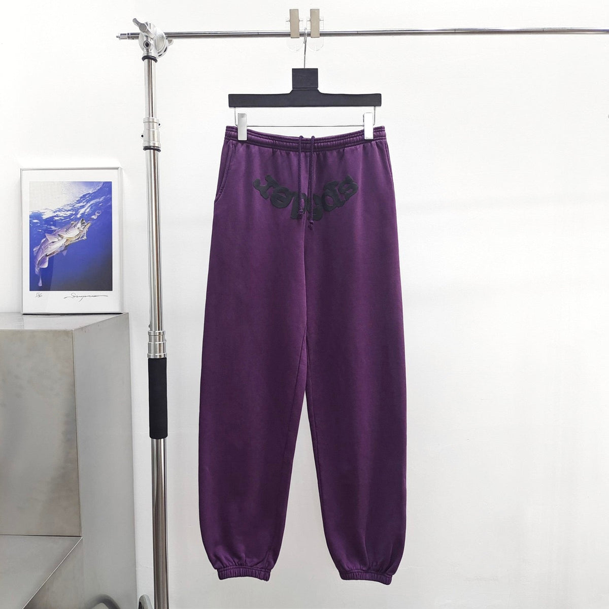 Lila Baumwoll-Jogginghose mit Ton-in-Ton-Schriftzug – Herren