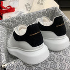 Oversized Sneaker aus schwarzem Wildleder mit Lasche