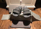 Graue Logo-Badeschuhe