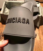 Graue Logo-Badeschuhe