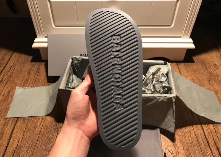 Graue Logo-Badeschuhe