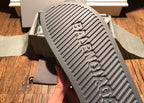 Graue Logo-Badeschuhe