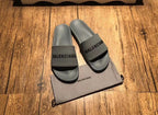 Graue Logo-Badeschuhe