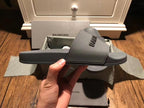 Graue Logo-Badeschuhe
