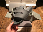 Graue Logo-Badeschuhe