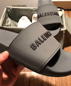 Graue Logo-Badeschuhe