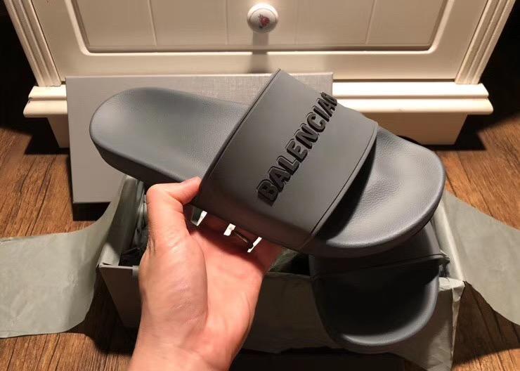 Graue Logo-Badeschuhe