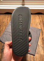 Schwarze Logo-Badeschlappen