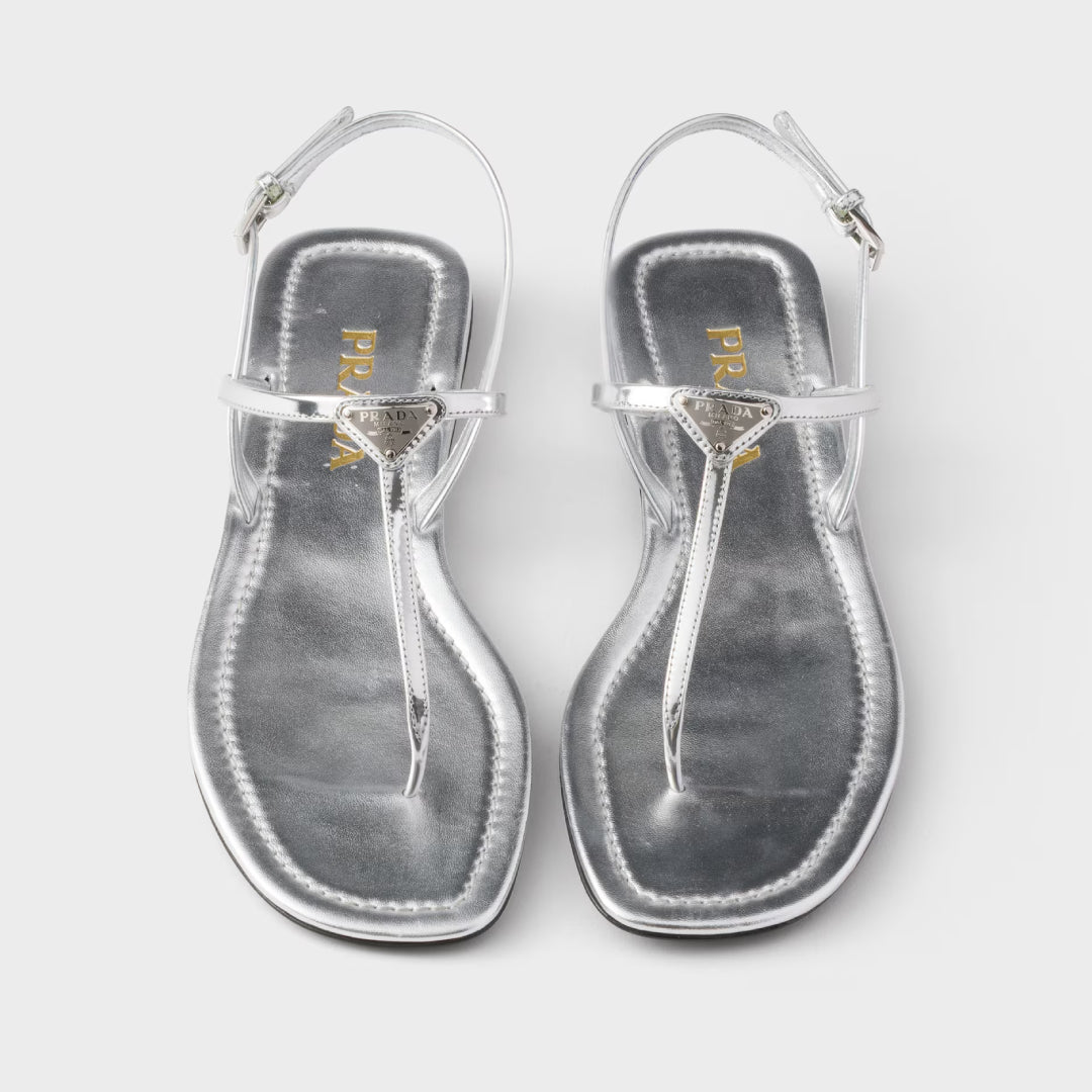 Patent leather thong sandals – upper with metal buckle Enameled metal triangle logo Leather and monoblock rubber – LUX VERSE Luxury Designer Fashion Outlet