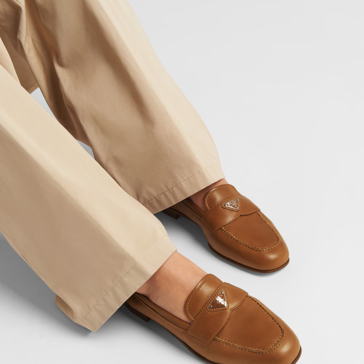 Nappa leather loafers – the sophisticated style with leather sole is decorated with the iconic enameled – LUX VERSE Luxury Designer Fashion Outlet