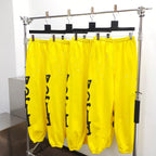 Gelbe Baumwoll-Jogginghose mit Seitenprint – Herren