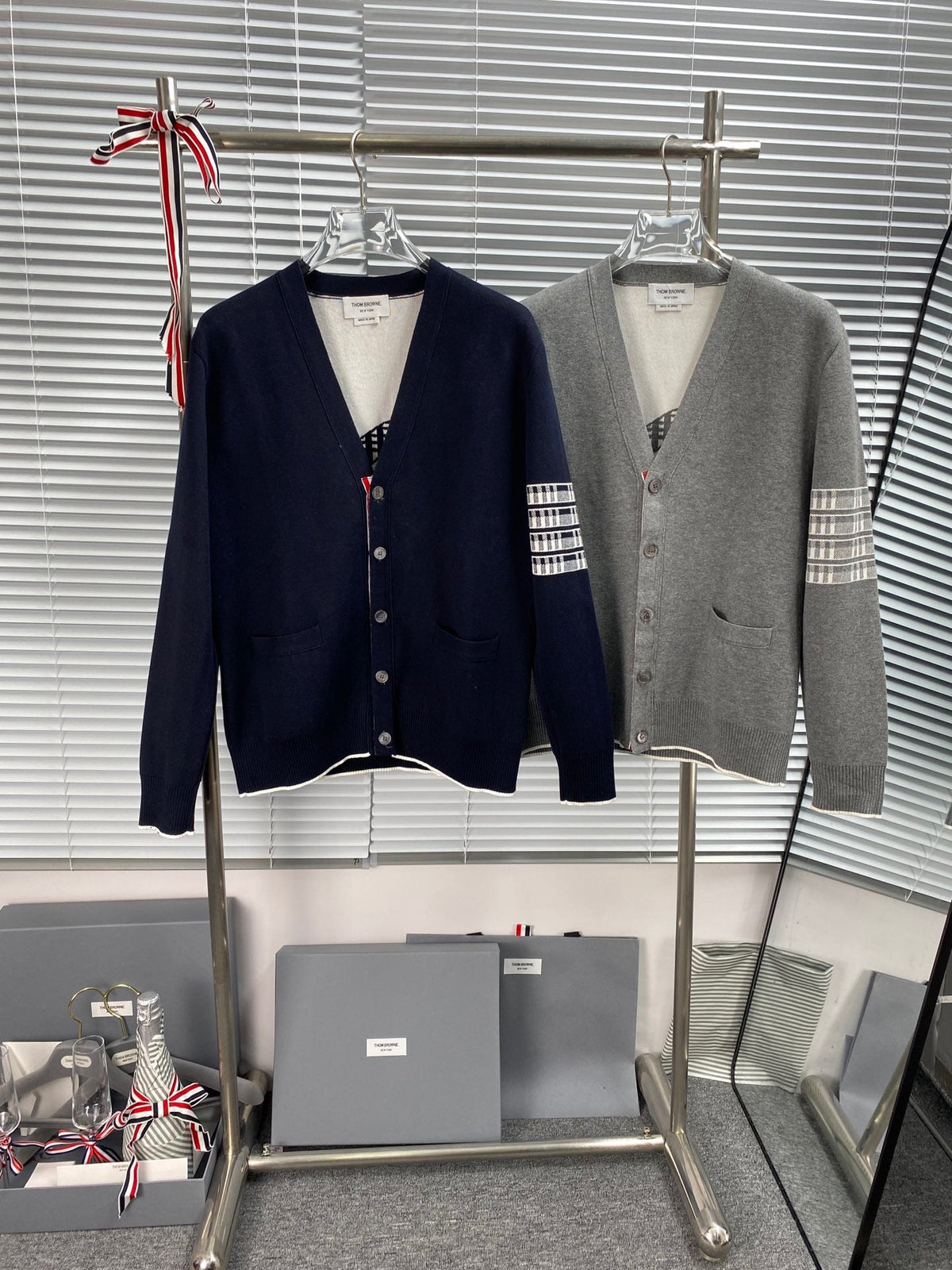 Strickjacke für Herren aus grauer Wolle mit Streifen