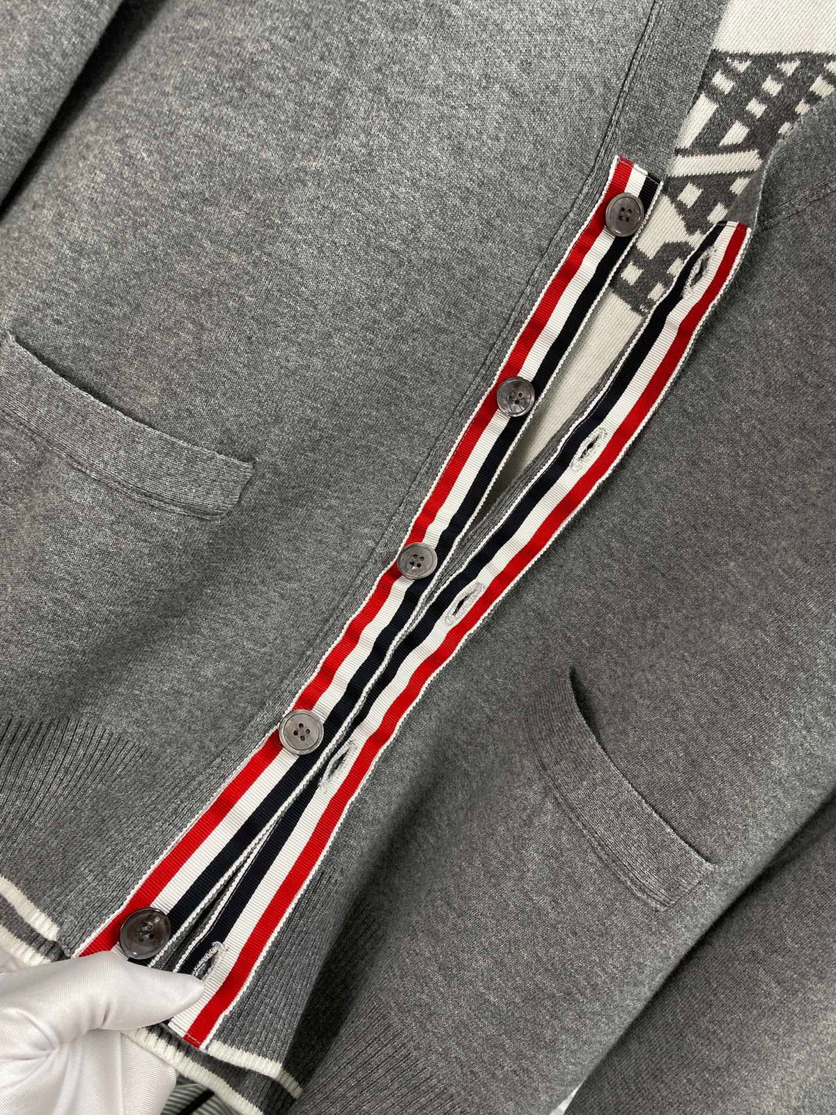 Strickjacke für Herren aus grauer Wolle mit Streifen