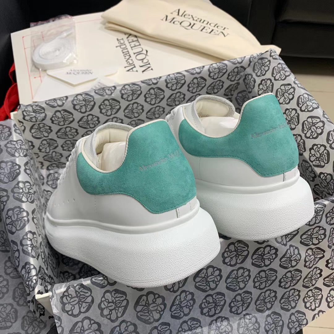 Oversized-Sneaker aus Wildleder in Mintgrün mit Lasche