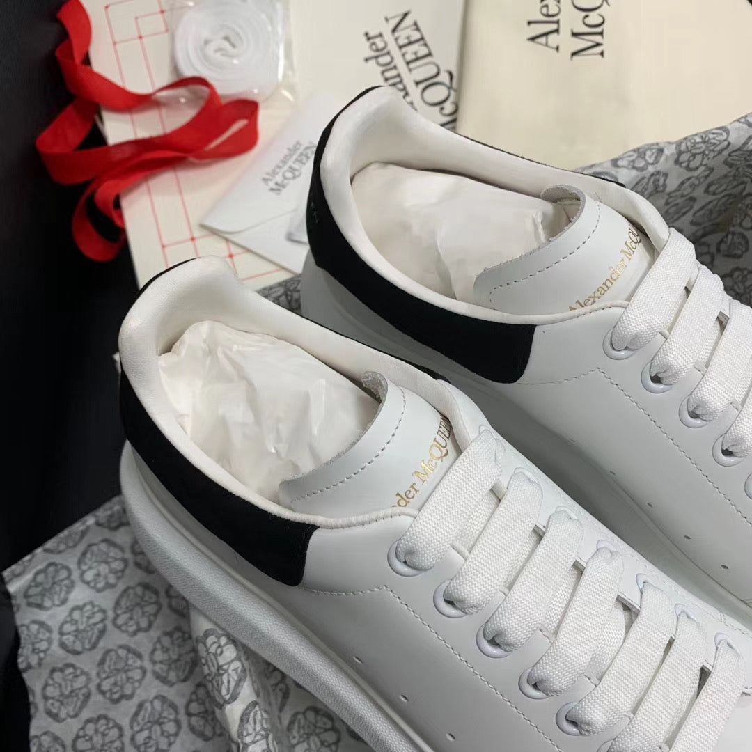 Oversized Sneaker aus schwarzem Wildleder mit Lasche