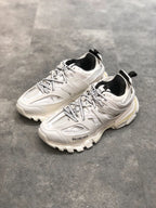 Weiße Turnschuhe verfolgen