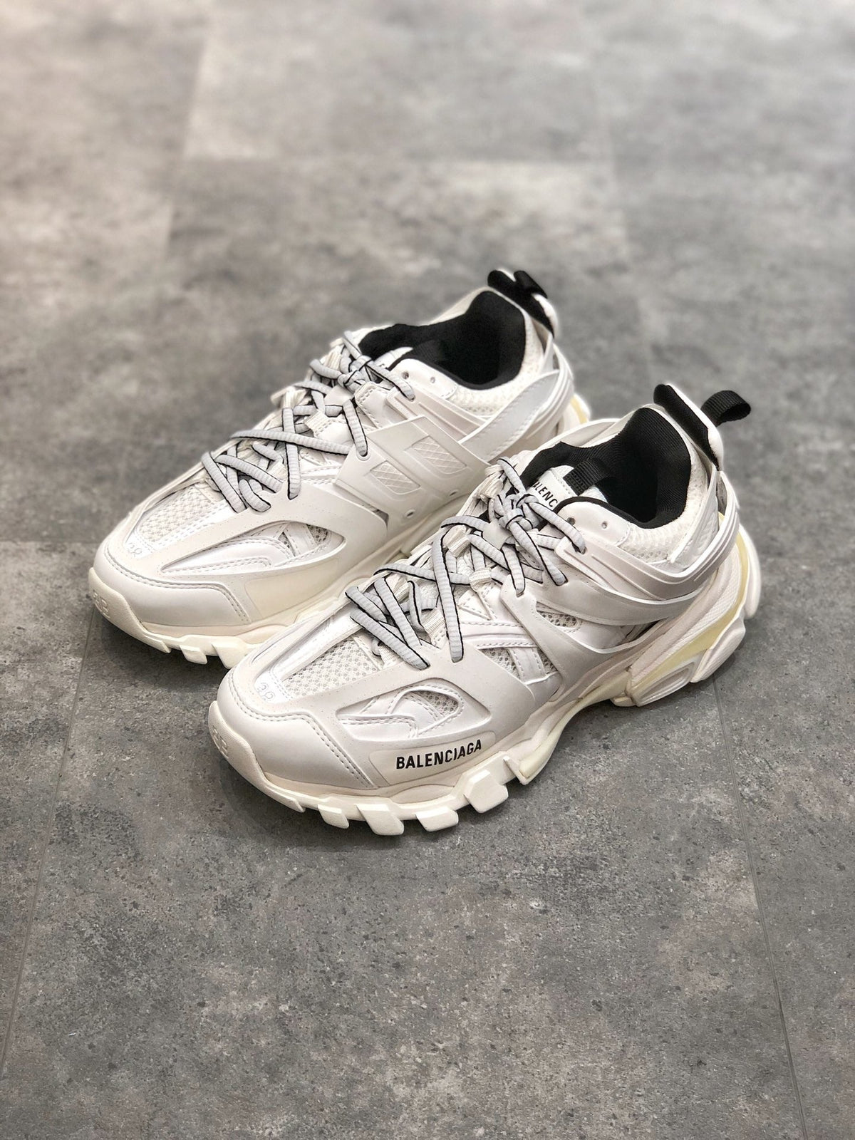 Weiße Turnschuhe verfolgen
