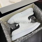 Oversized-Sneaker aus schwarzem Leder mit Lasche