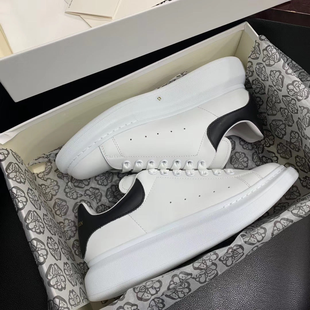 Oversized-Sneaker aus schwarzem Leder mit Lasche