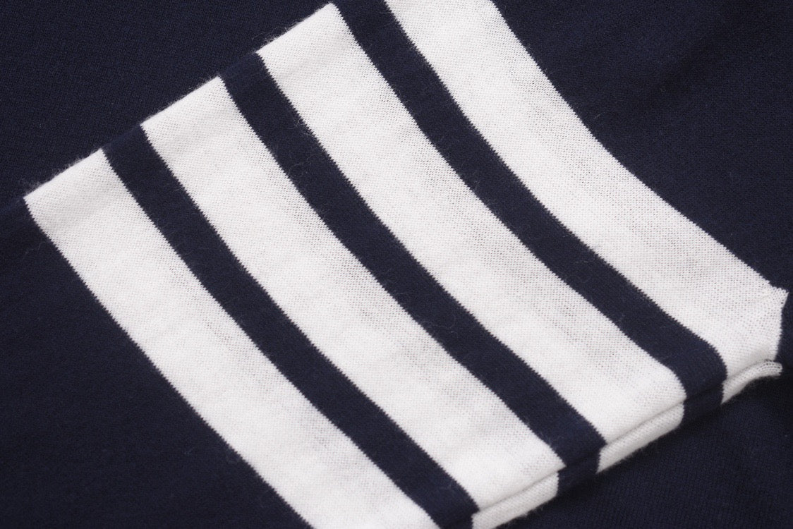 Grauer Wollpullover mit vier Querstreifen am Ärmel – Herren