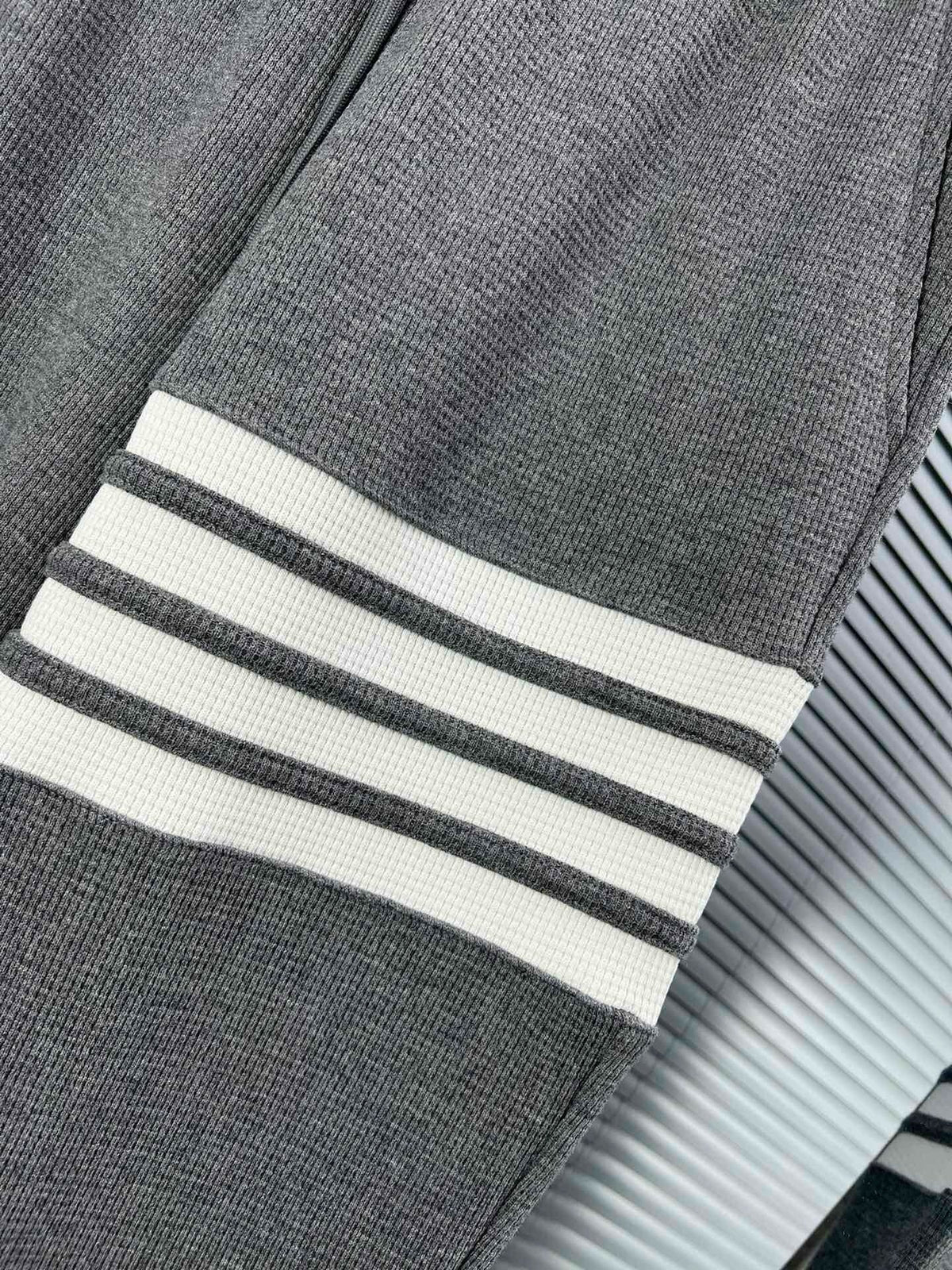 Graue Baumwoll-Jogginghose mit Vierfachstreifen – Herren